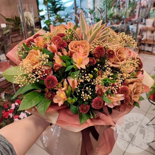 Букет из роз, альстромерии, сантини и ананаса в магазине Цветы Планеты