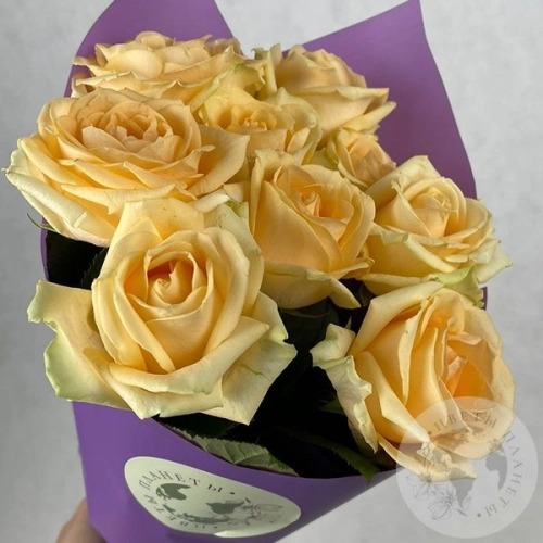 9 роз кремовых 60 см. в магазине Цветы Планеты