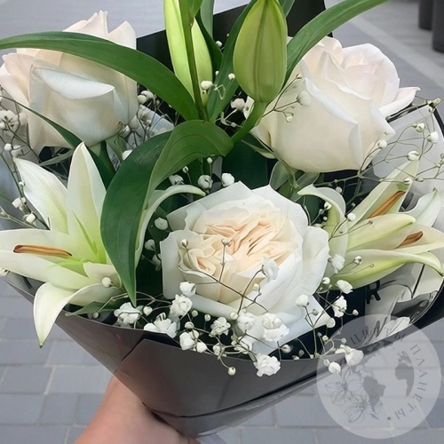 Букет из роз, лилии и гипсофилы "Нежное утро"