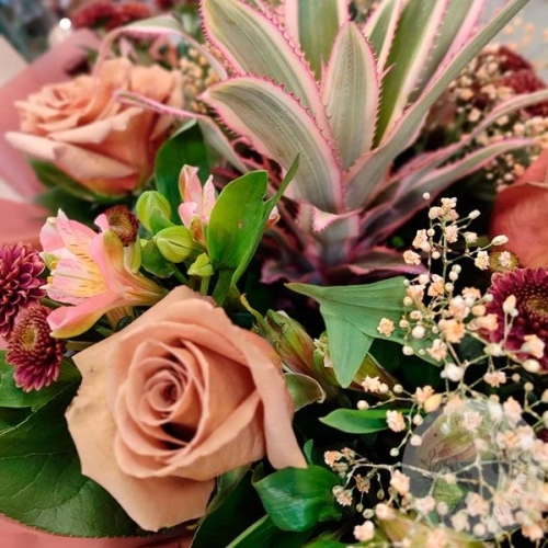 Букет из роз, альстромерии, сантини и ананаса в магазине Цветы Планеты