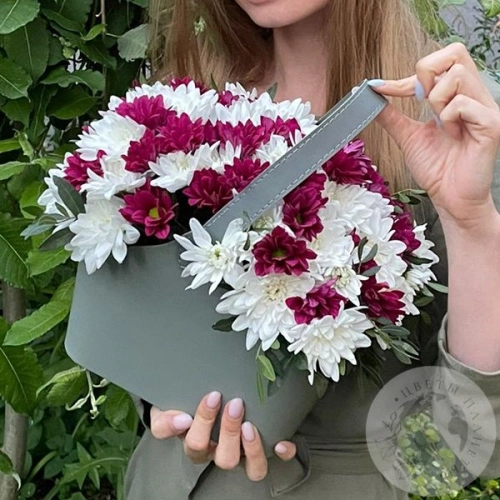 Букет из 9 кустовых белых и бордовых хризантем в корзине в магазине Цветы Планеты