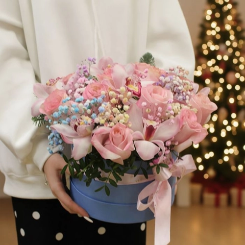 Подарки на Композиция в коробке из орхидей, роз и нобилиса в магазине Цветы Планеты