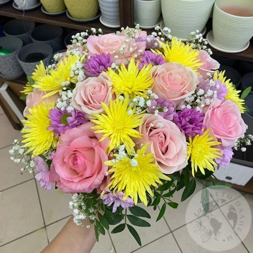 Композиция из розы, хризантемы,гипсофилы в коробке "Яркая" в магазине Цветы Планеты