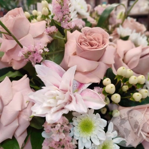 Букет из роз, кустовых хризантем и лилий в магазине Цветы Планеты Букет из роз, кустовых хризантем и лилий