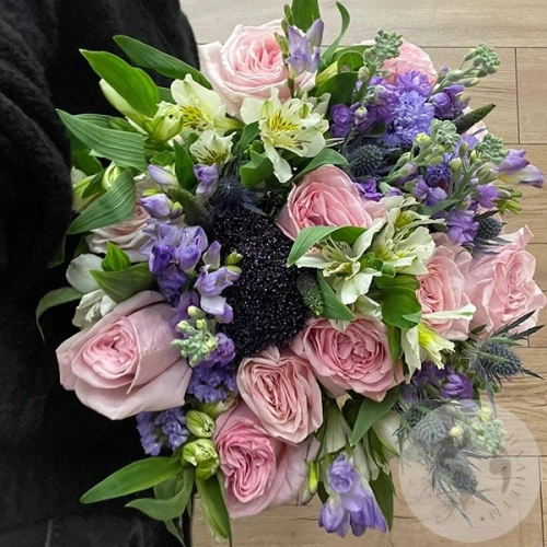 Букет из роз, альстромерий и маттиолы Букет из роз, альстромерий и маттиолы в магазине Цветы Планеты