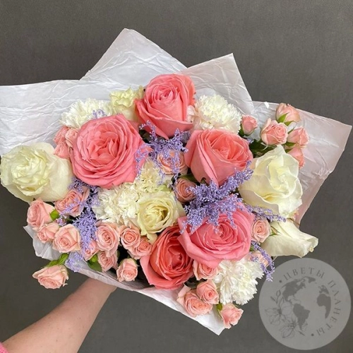 Пурпурный букет из роз и гвоздик в магазине Цветы Планеты