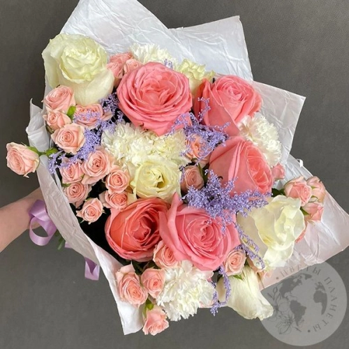 Пурпурный букет из роз и гвоздик в магазине Цветы Планеты