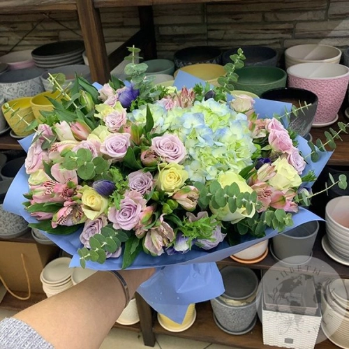 Букет из роз, гортензии, альстромерии "Чудесный"