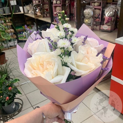 Букет из роз, астера и лимониума в магазине Цветы Планеты