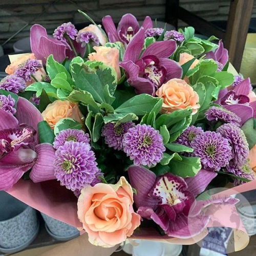 Букет из роз, орхидеи, сантини "Радость" в магазине Цветы Планеты