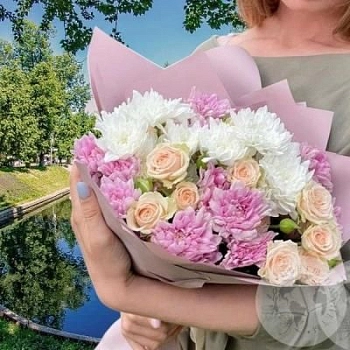 Букет из 5 белых хризантем и 3 кустовых розовых роз Букет из 5 белых хризантем и 3 кустовых розовых роз
