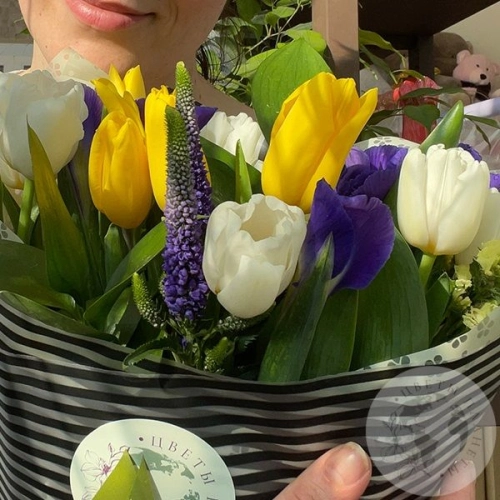 Букет из тюльпанов и ирисов в магазине Цветы Планеты