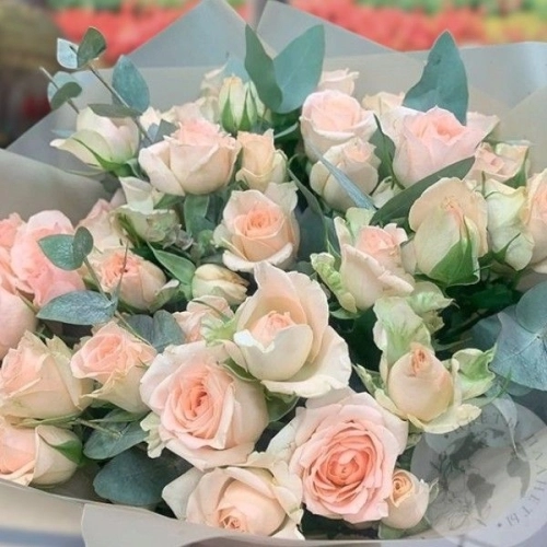 Букет из 19 кустовых роз и эвкалипта в магазине Цветы Планеты