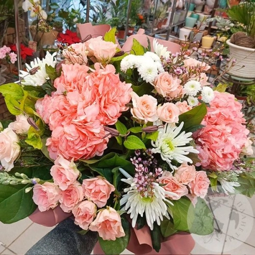 Букет из кустовых роз, гортензии и хризантем