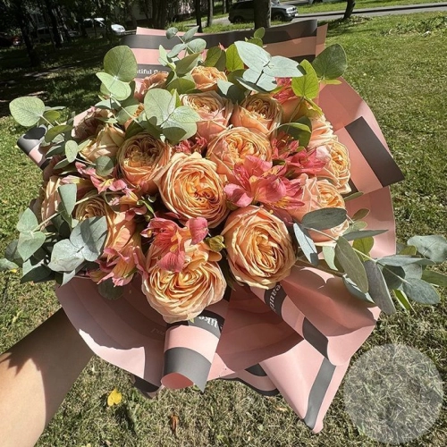 Букет из роз, альстромерий и эвкалипта в магазине Цветы Планеты