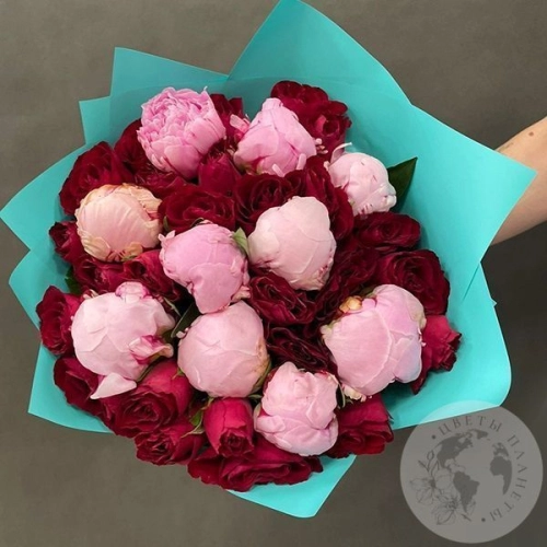 Букет из розовых пионов и красных роз "Для тебя" в магазине Цветы Планеты Букет из розовых пионов и красных роз "Для тебя" в магазине Цветы Планеты