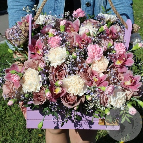 Композиция из роз, гвоздик и орхидей "Праздник цветов" в магазине Цветы Планеты