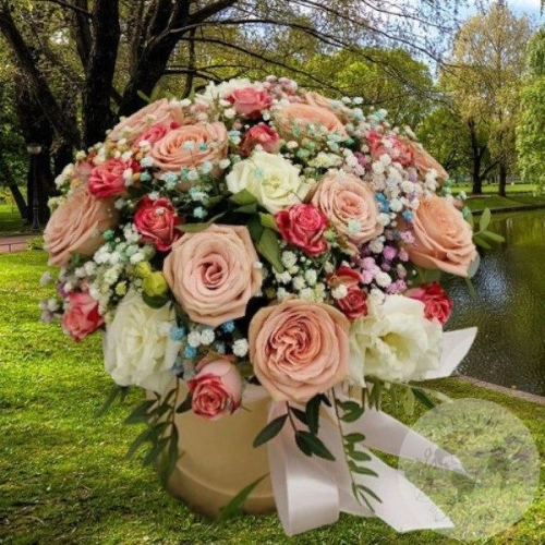 Композиция из роз и фисташки в коробке в магазине Цветы Планеты