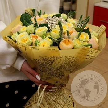 Букет из вероники и роз