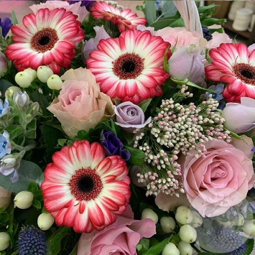 Композиция из роз, герберы, эвкалипта в корзине "Внимание"