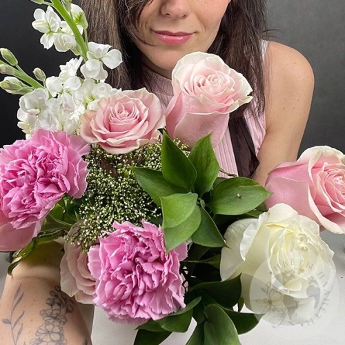 Букет из роз и маттиолы "Улыбка" в магазине Цветы Планеты