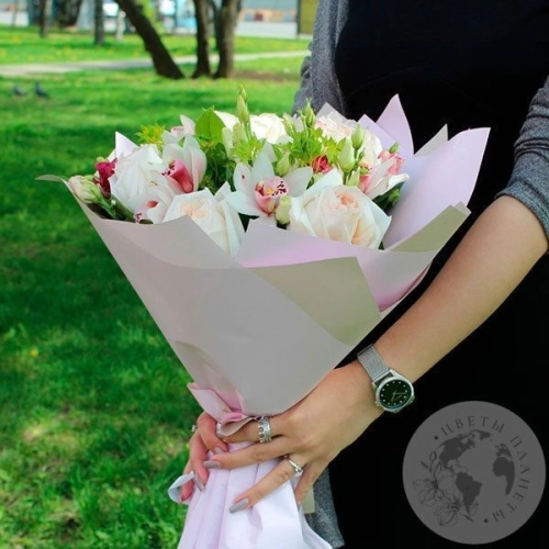 Букет из роз, орхидеи и эустомы в магазине Цветы Планеты