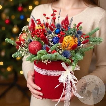 Новогодняя композиция с ёлкой в коробке в магазине Цветы Планеты