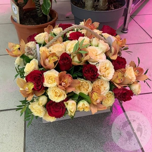 Композиция цветов роз и орхидей в ящике "Прекрасное мгновение" в магазине Цветы Планеты