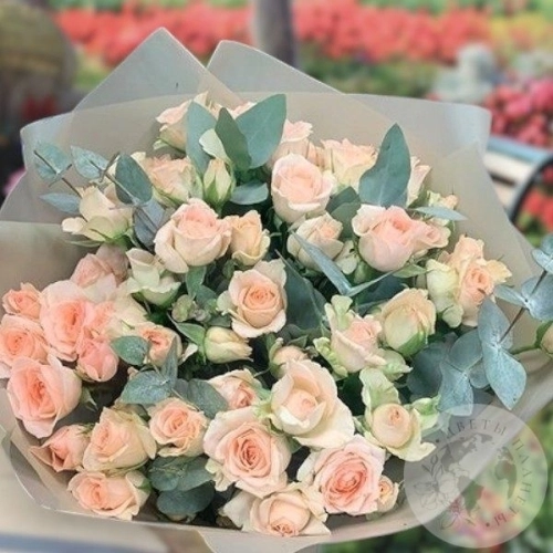 Букет из 19 кустовых роз и эвкалипта в магазине Цветы Планеты