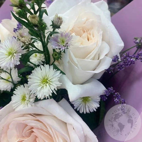 Букет из роз, астера и лимониума в магазине Цветы Планеты
