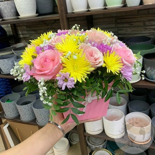 Композиция из розы, хризантемы,гипсофилы в коробке "Яркая" в магазине Цветы Планеты