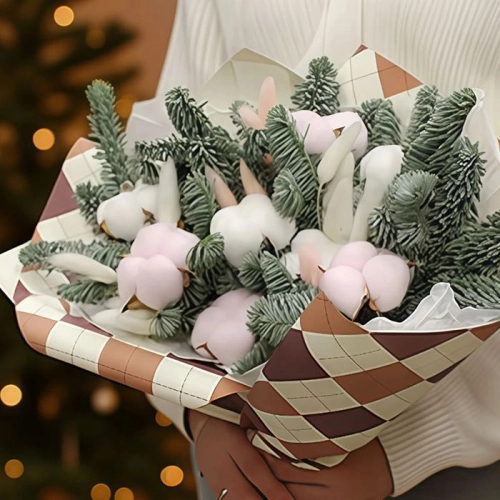 Букет из нобилиса и хлопка на Новый год в магазине Цветы Планеты