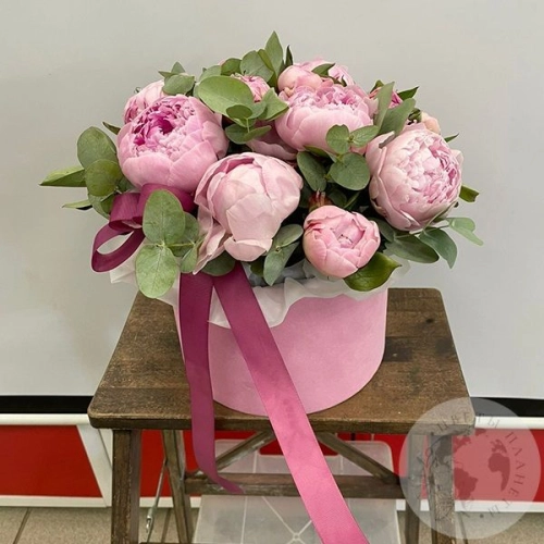 21 розовый пион Сара Бернар в шляпной коробке в магазине Цветы Планеты