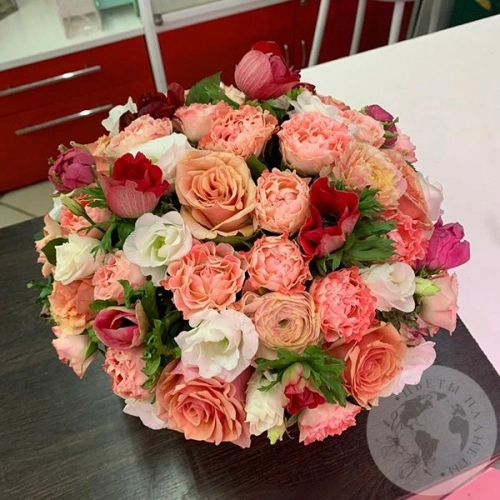 Композиция цветов из роз в коробке "Мгновение" в магазине Цветы Планеты