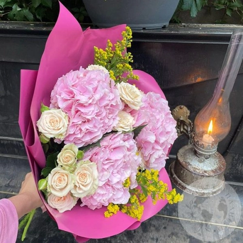 Букет с розами, гортензией и солидаго