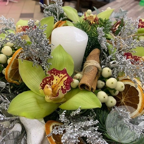 Композиция из орхидей, солидаго, эвкалипта "Свеча с орхидеей" в магазине Цветы Планеты