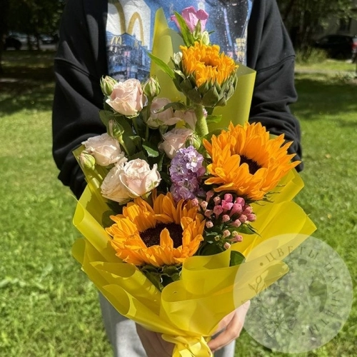 Букет с розами и подсолнухами в магазине Цветы Планеты