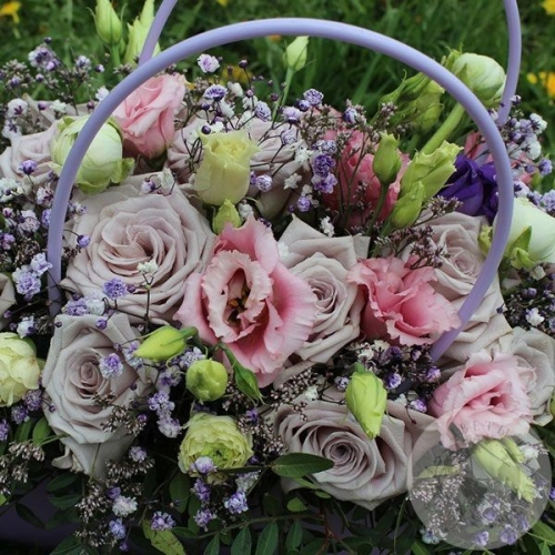 Композиция из роз, эустомы и гипсофилы в сумочке в магазине Цветы Планеты