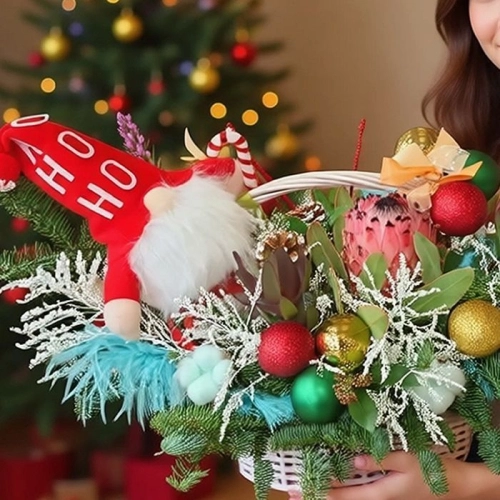 Зимняя композиция с игрушкой в корзине в магазине Цветы Планеты