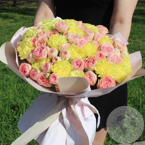 Букет из роз и гвоздик "Весенний" в магазине Цветы Планеты