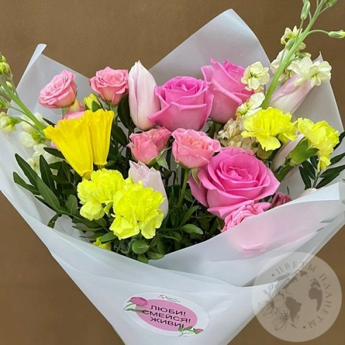 Букет из роз и кустовых гвоздик в магазине Цветы Планеты