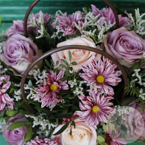 Композиция в сумочке "Шквал эмоций" в магазине Цветы Планеты