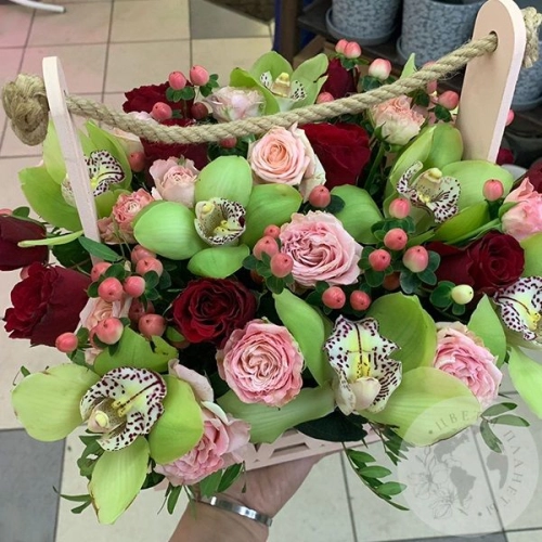 Композиция роз и орхидей в ящике "Маме" в магазине Цветы Планеты