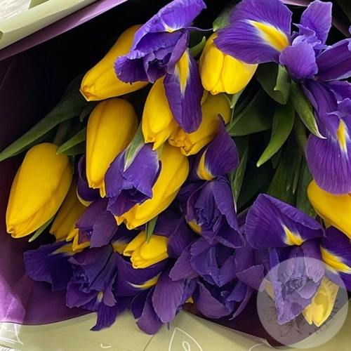 Букет из тюльпанов и ириса в магазине Цветы Планеты