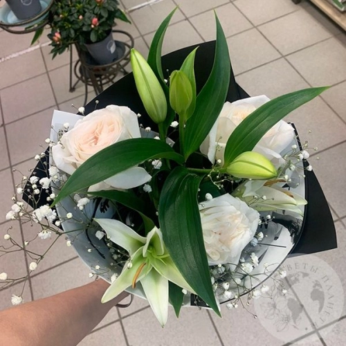 Букет из роз, лилии и гипсофилы "Нежное утро"