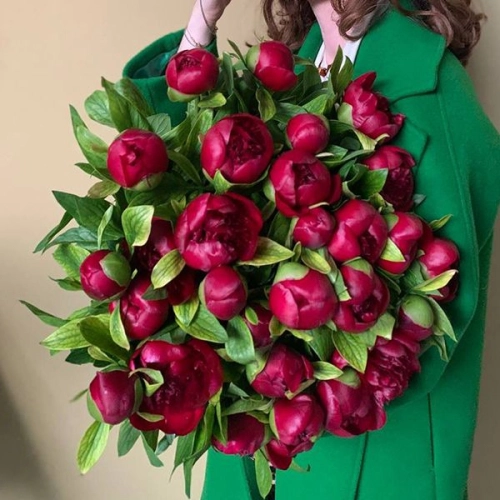 47 пионов бордовых в магазине Цветы Планеты