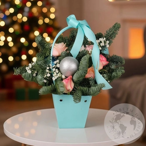 Подарки на Композиция из роз и гипсофил в коробке "Новогодняя" в магазине Цветы Планеты