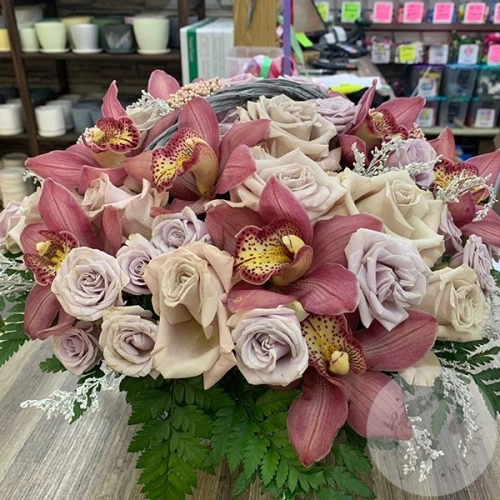 Корзина с розами, орхидей и солидаго в магазине Цветы Планеты