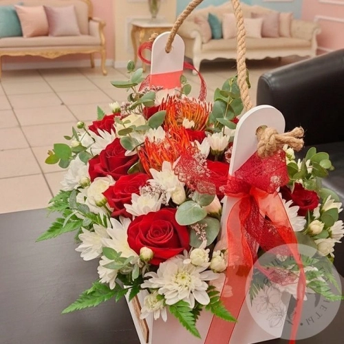 Композиция из роз и кустовых хризантем в ящике в магазине Цветы Планеты