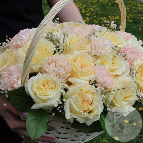 Композиция из роз и гвоздик в корзине в магазине Цветы Планеты